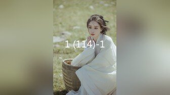 168. 日本女服务员在手指时给了一个人的手