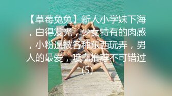 《魔手外购极品厕拍》商业城女厕全景偸拍多位少女少妇熟女方便，后位先拍脸再拍大白屁股，憋尿到极限的良家少妇动作逗死人 (18)