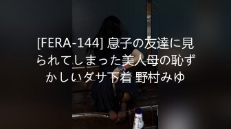 Ria Kurumi 穿着可爱的原宿风格内衣，被一群角质男人包围。